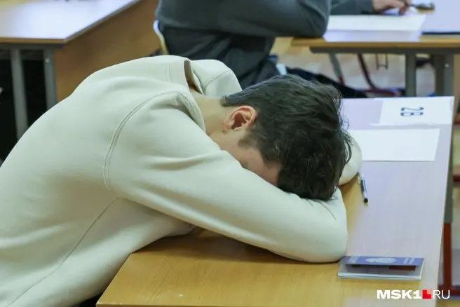 Московские выпускники сдали ЕГЭ за круглым столом | Источник: Артем Устюжанин / MSK1.RU