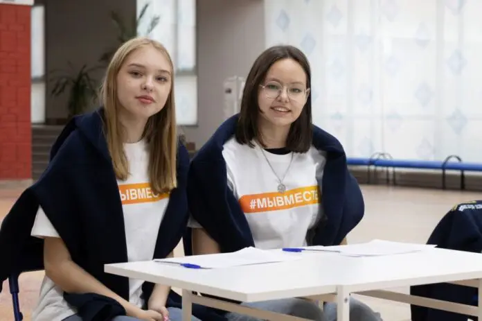 Финалисты #МыВместе, Полина Солодова и Денис Протасов, ожидают награду от Путина-0