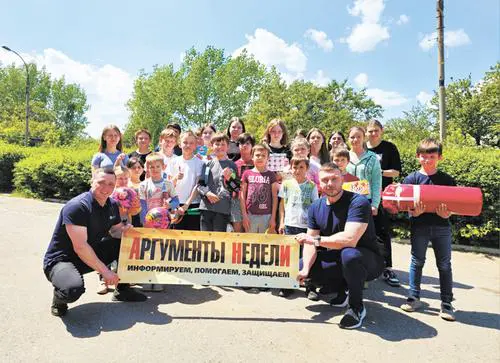 Детям – праздник, бойцам – поддержка и продовольствие