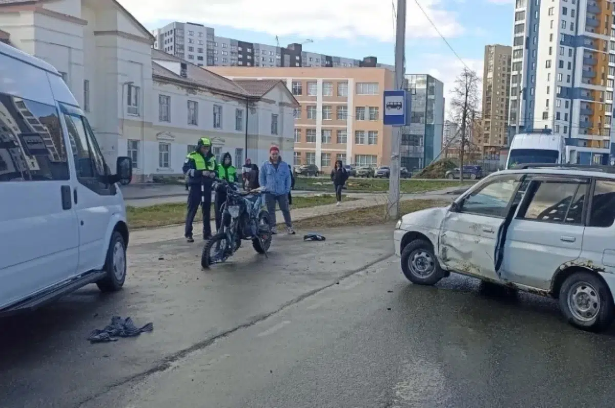 ГИБДД изучает ДТП в Верхней Пышме с участием питбайка и Mazda Demio-0