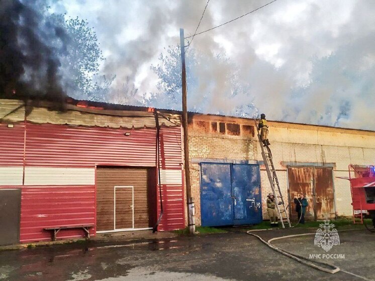 Крупный пожар произошел на автомойке в селе Белозерском