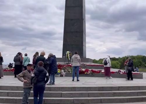 «Страна»: в Киеве и Одессе 9 мая люди несли цветы к памятникам павшим воинам