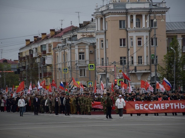 Почти 10 тысяч жителей Кургана приняли участие в акции «Бессмертный полк»