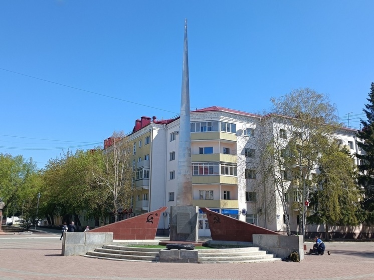 Около Вечного огня в Кургане ремонтируют военные памятники