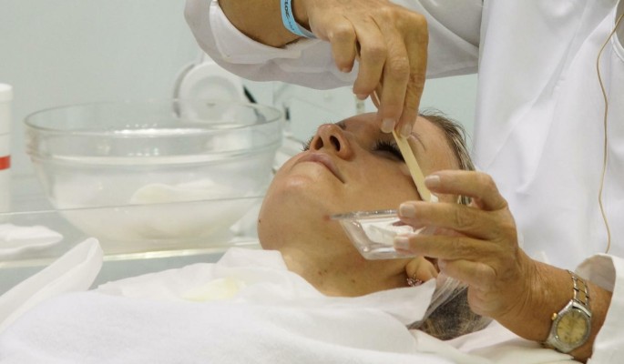 Неделя до Нового года: как быстро убрать следы усталости и преобразить кожу к празднику