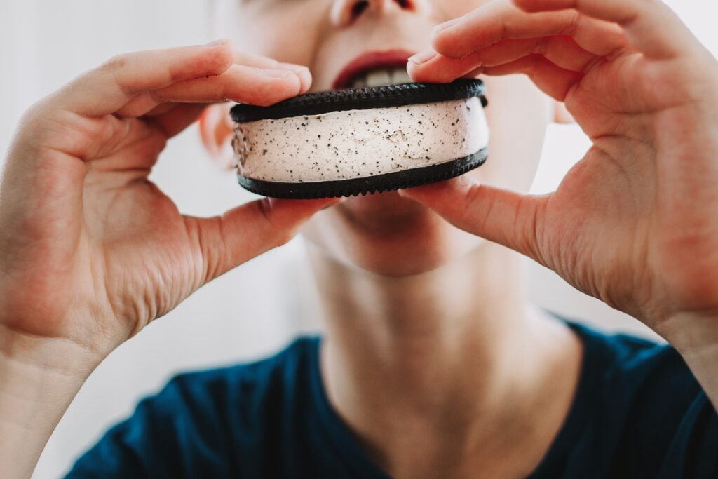 мальчик ест орео