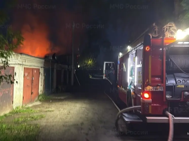 В Екатеринбурге горели три капитальных гаража на улице Инженерной