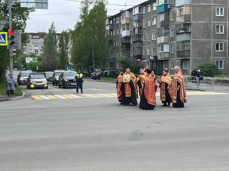 В Кургане освятили перекресток, где произошло 32 ДТП