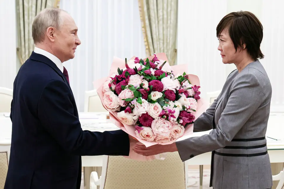 Владимир Путин и вдова бывшего премьер-министра Японии Синдзо Абэ – Акиэ Абэ во время встречи в Кремле. Фото Вячеслав Прокофьев/пресс-служба президента РФ/ТАСС