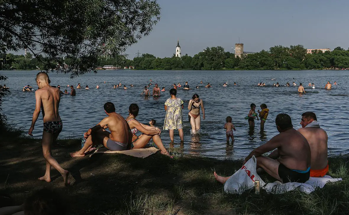 Отдыхающие на пляже Белого озера в Косинском парке (Андрей Любимов / РБК)