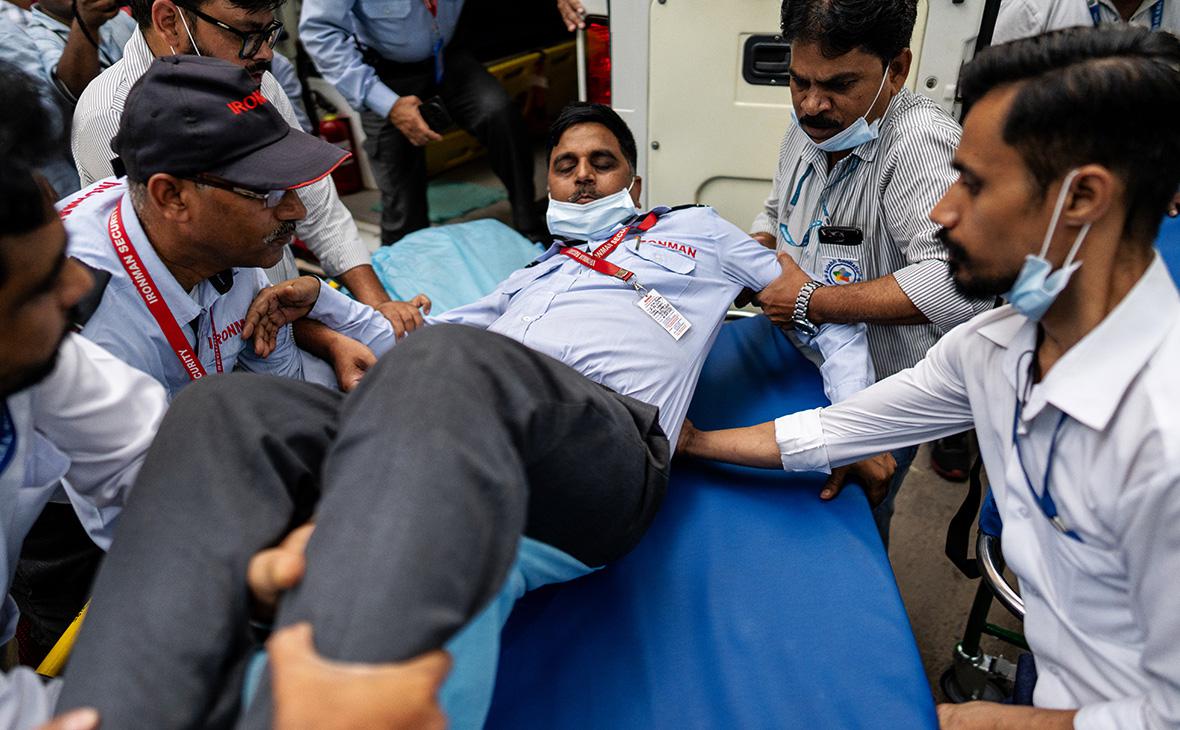 Медицинские работники проводят учения в рамках общенациональных учений по гражданской обороне, Нью-Дели, Индия, 7 мая 2025 года (Anindito Mukherjee / Getty Images)