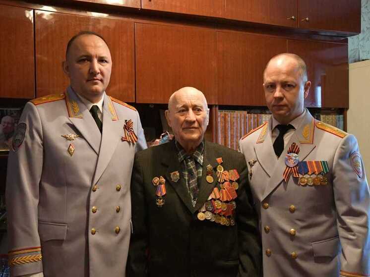 Руководство свердловской полиции поздравило ветерана ВОВ