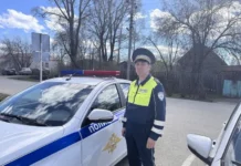 Сергей Ясырев и Евгений Моор из ГИБДД спасли Мазду и ВАЗ-2107 у Новой Ляли sergej yasyrev i evgenij moor iz gibdd spasli mazdu i vaz2107 u novoj lyali-stanural-ru-174713171800-0