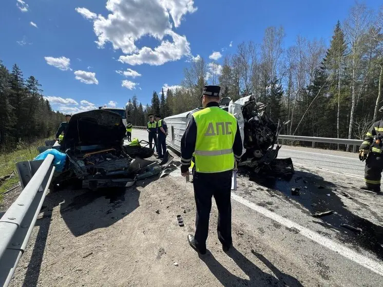 Двое погибли в ДТП с ВАЗ-2114, автобусом и грузовиком на Серовском тракте