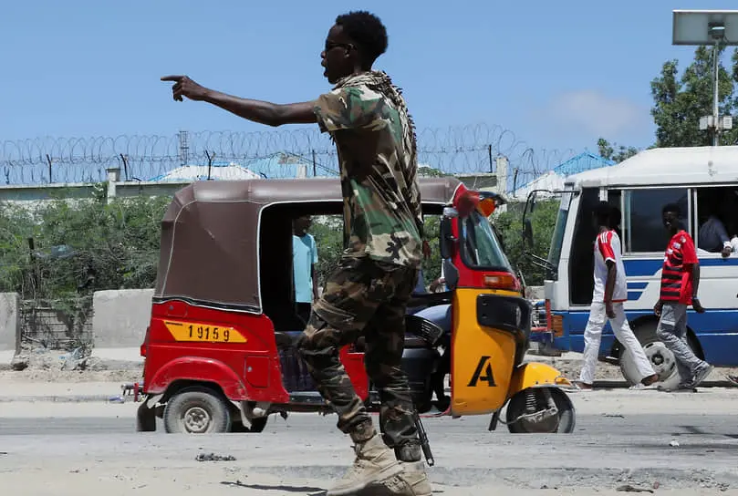 Военный охраняет место взрыва