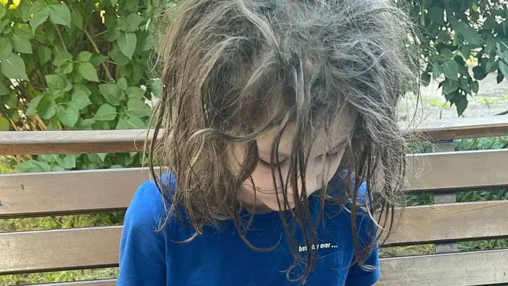 Мальчика-маугли в Краснодаре спасли из захламленной квартиры, где он жил взаперти