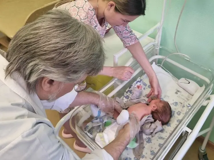 Свердловские врачи спасли малыша весом 1600 граммов из Нового Уренгоя