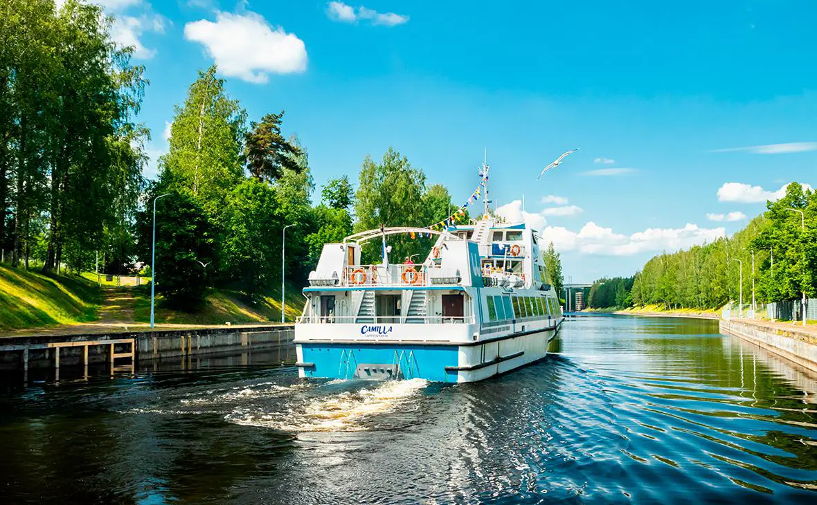 Круизный лайнер в Сайменском канале, Финляндия (Елена Ноева / Shutterstock)