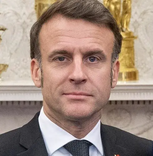 Макрона регулярно бьёт жена