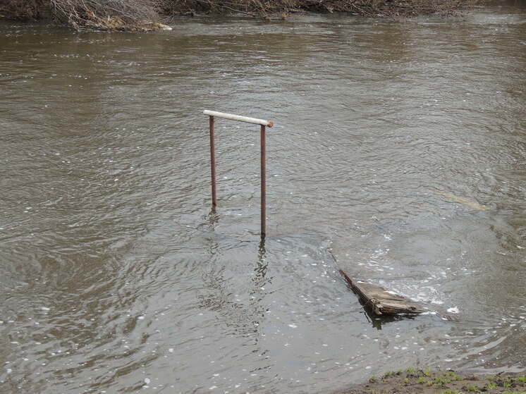 Вода ушла из домов Ревды, но подтапливает дороги и огороды