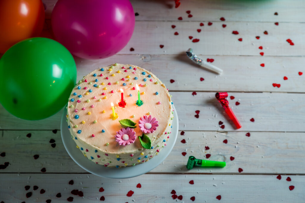 торт и воздушные шары