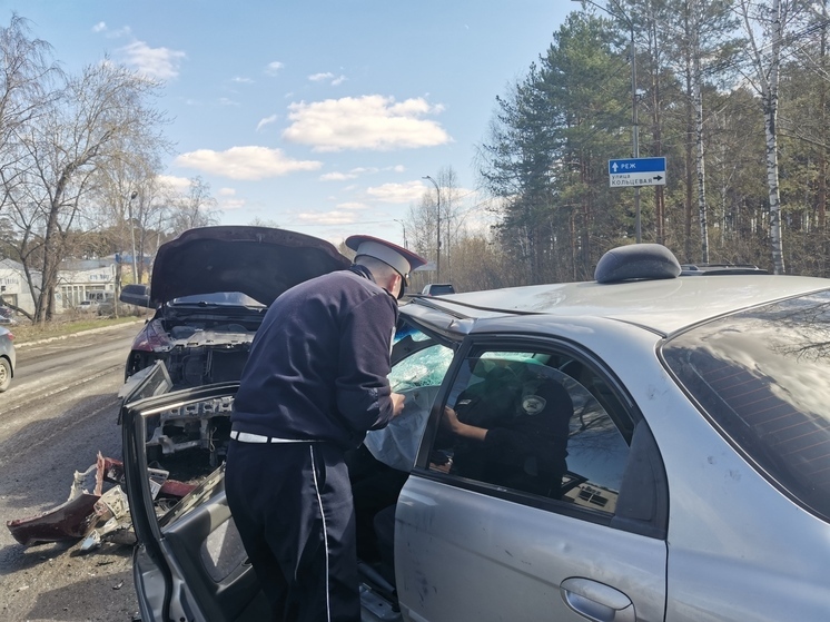 Водитель с нарушением тонировки устроил ДТП в Березовском и попал в больницу