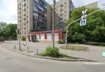 В Екатеринбурге автомобиль KIA повредил офис Фортуна Экспресс v ekaterinburge avtomobil povredil ofis fortuna ekspress-stanural-ru-174710527100-0