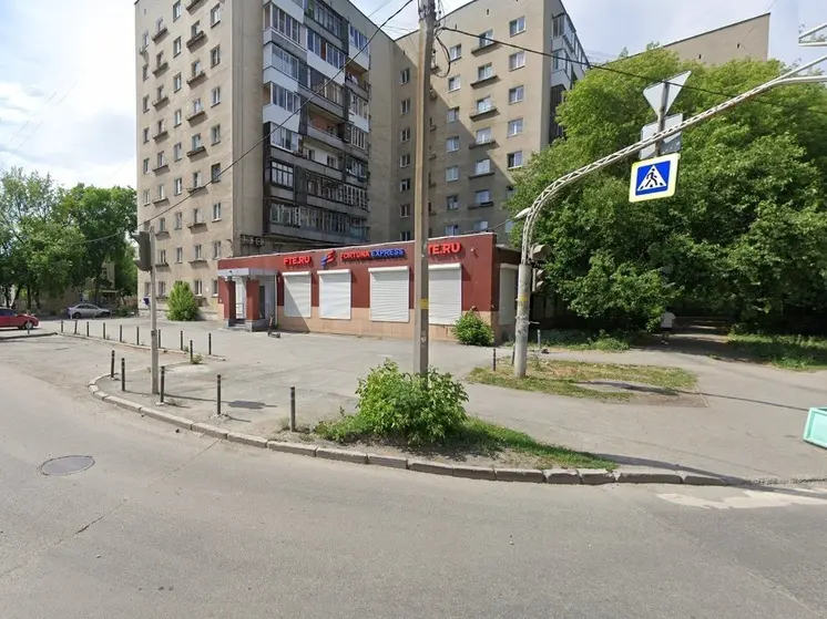 Автомобиль повредил офис компании «Фортуна Экспресс» в Екатеринбурге