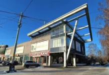 v ekaterinburge na perekrestke amundsena i bardina proizoshlo dtp s vyezdom na trotuar-stanural-ru-174701520200-0