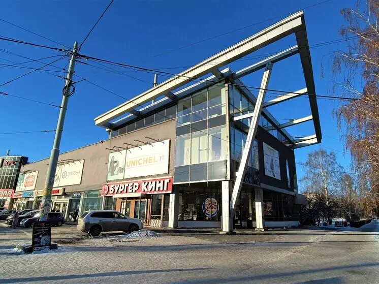 Автомобиль разбил ограждение и залетел на тротуар на Амундсена – Бардина