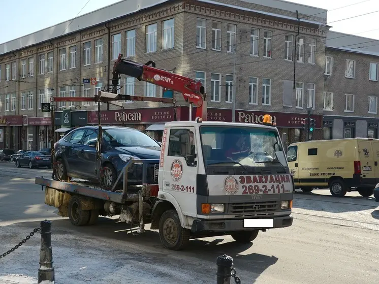 Остановку машин запретят на улице Академика Карпинского в Екатеринбурге