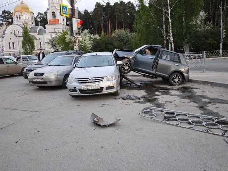 В Екатеринбурге водитель Lifan повредил сразу четыре припаркованных авто