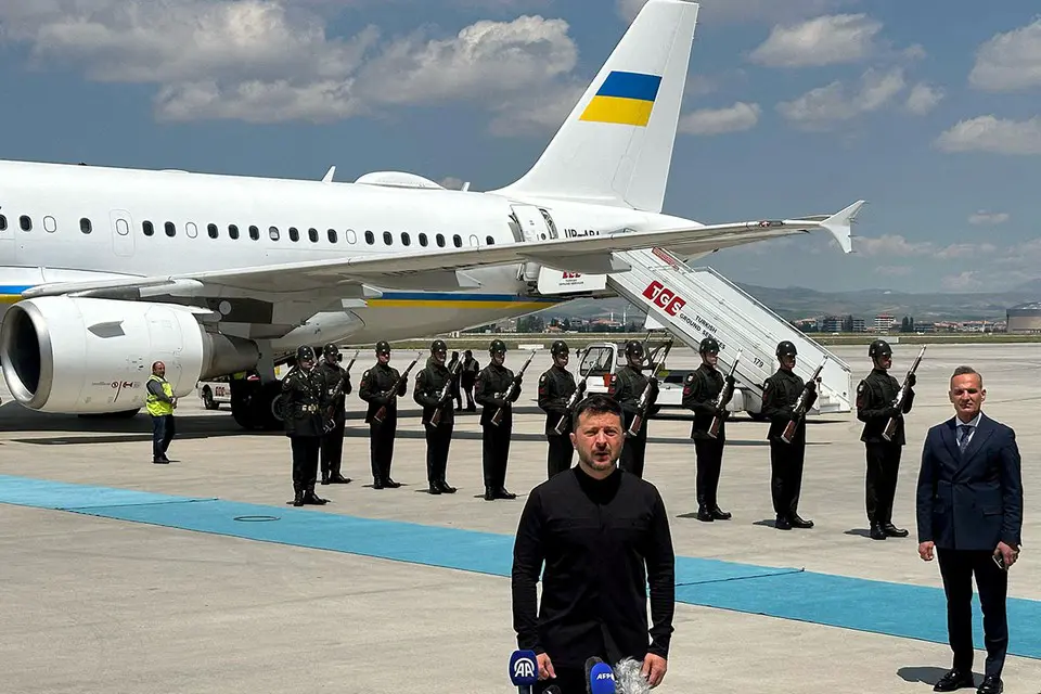 Прилетев в Турцию и узнав о составе российской делегации, Владимир Зеленский тут же пустился в оскорбления, назвав ее «бутафорной».