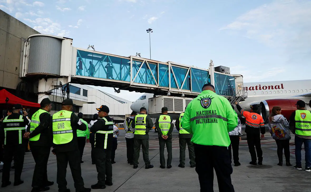 Прибытие венесуэльских мигнатов депортационным рейсом из США в международный аэропорт в Майкетии, Венесуэла, 9 мая 2025 года (Leonardo Fernandez Viloria / Reuters)