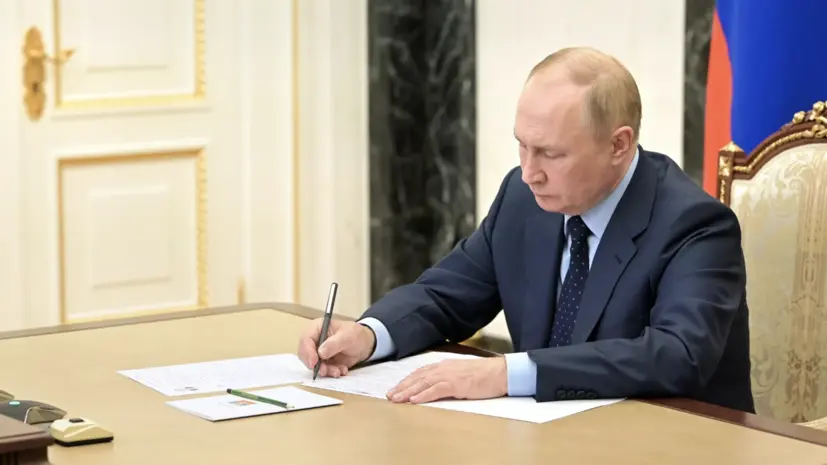 Путин подписал закон об эксперименте по регистрации мигрантов в приложении