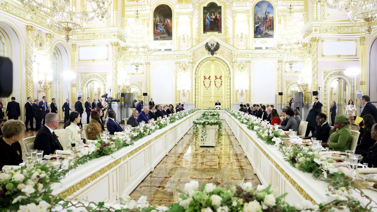 Пельмени, уха и икра: опубликовано меню к приему иностранных гостей в Кремле