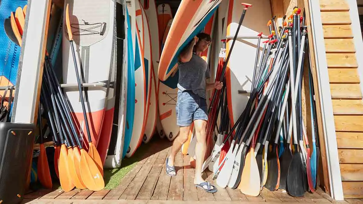 Пара из Владивостока пропала после выхода на морскую прогулку на одном сапе