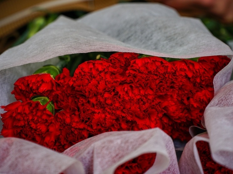 Накануне Дня Победы в Екатеринбург доставили почти 50 тонн гвоздики