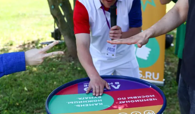 Определены 10 финалистов летнего чемпионата по игре "Камень, ножницы, бумага"