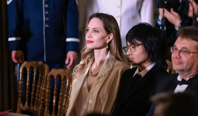 Семейный выход: Появившаяся на публике Джоли с детьми удивила внешним видом