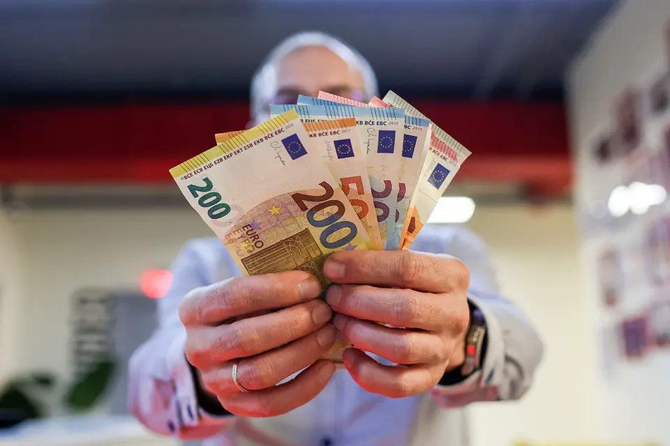 Объявленное на этой неделе решение Еврокомиссии о готовности Болгарии к переходу на евро с 1 января 2026 года вызвало активные дебаты в местном обществе.