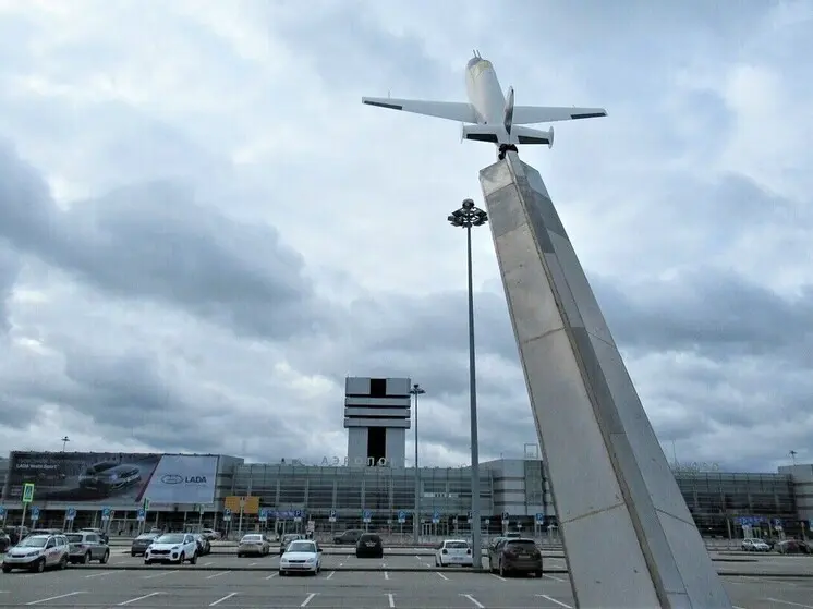 Пассажиров «Кольцово» поздравили с 1 июня дети сотрудников