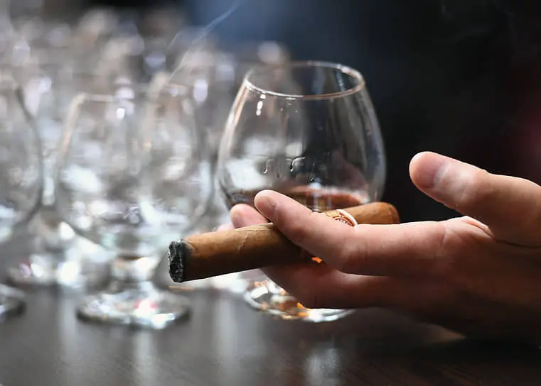 Дом Вишневских, Московский сигарный клуб и Клуб скучных мужчин развиваются-0