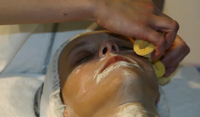 Как быстро восстановить кожу лица после новогодних праздников: советы косметолога