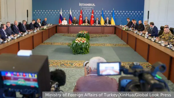 Лукьянов: Ход переговоров в Стамбуле контрастирует с внешним ажиотажем