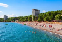 Кристина Лакербая и Алексей Волоцков обсуждают влияние споров о туристах на Абхазию kristina lakerbaya i aleksej voloczkov obsuzhdayut vliyanie sporov o turistah na abhaziyu-stanural-ru-0