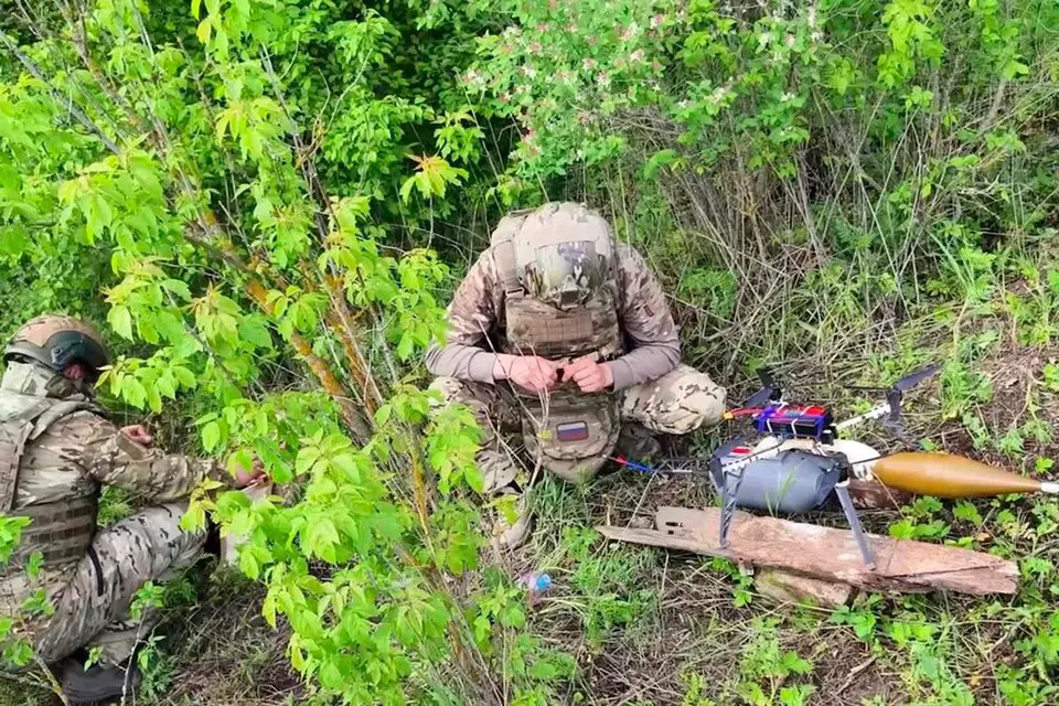 Военнослужащие с помощью дронов зачищают «санитарную зону» для безопасности мирного населения приграничных районов