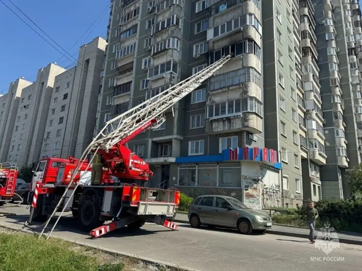 В Екатеринбурге 18 человек эвакуировались из дома из-за горящего балкона