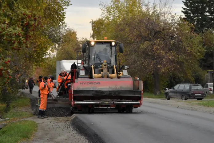 В 2025 году Денис Паслер и нацпроект "Инфраструктура для жизни" улучшат дороги Свердловской области-0