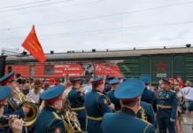 В Екатеринбурге открыт поезд-музей героев СВО и Великой Отечественной войны, привезенный Министерством обороны России v ekaterinburge otkryt poezdmuzej geroev svo i velikoj otechestvennoj vojny privezennyj ministerstvom oborony rossii-stanural-ru-0